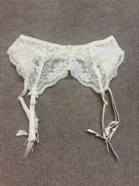 Vintage Victoria’s Secret Lace Garter Belt 1999 Ivory Bridal Lingerie M
0842